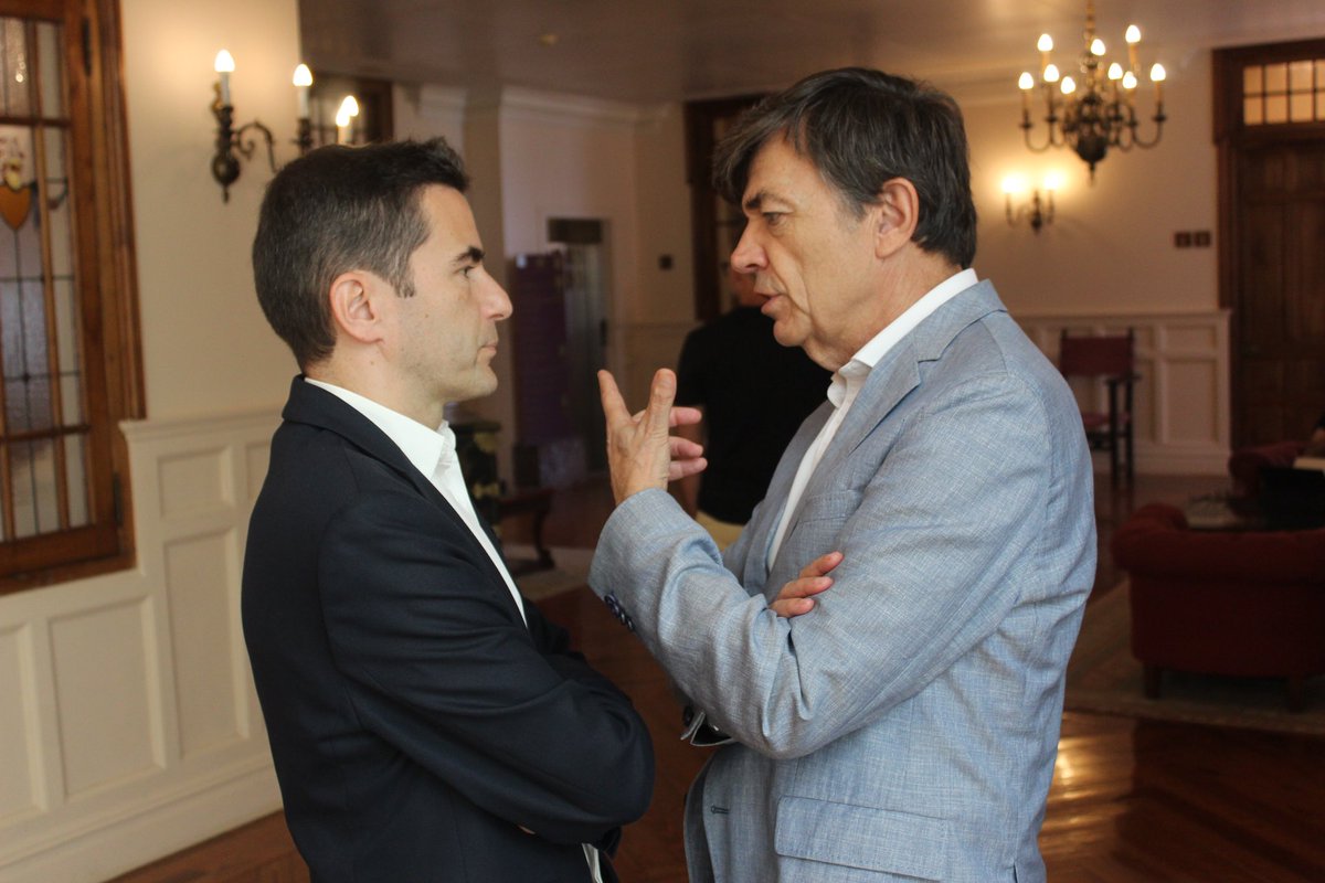 pedro_casares's tweet photo. Avanzamos con el Gobierno en un sistema fiscal más justo en el que aporten más quienes más tienen para reforzar el Estado del Bienestar. Esa es una de las prioridades de una política económica al servicio de las personas.

Siempre es un placer acompañar a @mjmonteroc en la @UIMP. https://t.co/v0GCqfRJGA