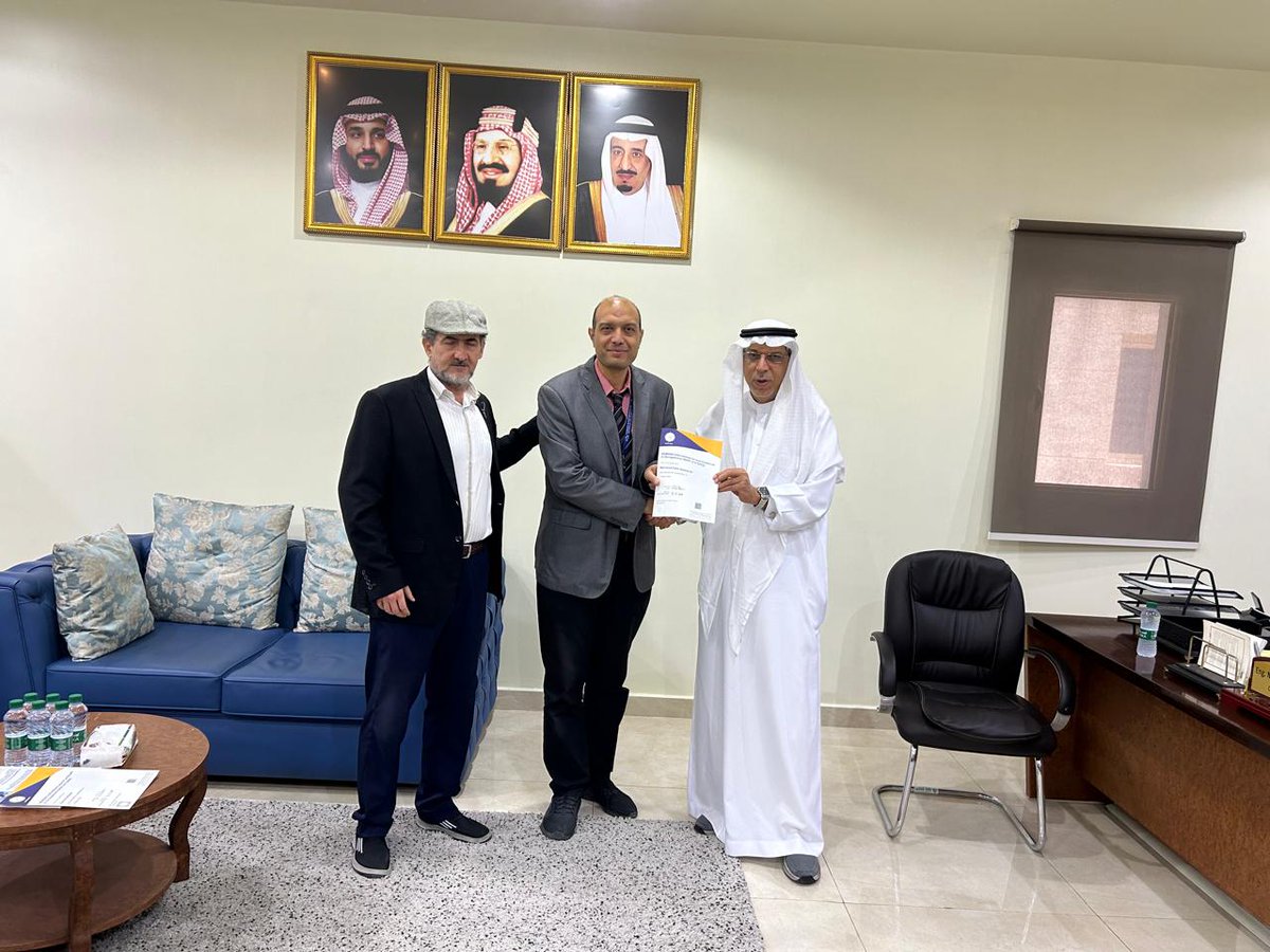thiep_sa's tweet photo. قام م/مصطفى الغزال المدير العام لشركة هجر للتعليم والتدريب الفني بتكريم المدربين الحاصلين على شهادة النيبوش البريطانية IGC المؤهل الأول والأكثر شهرة في العالم في مجال السلامةوالصحة المهنية
لينضموا إلى قائمة المدربين الحاصلين على هذه الشهادة في معهدنا
#التدريب_التقني
#تقني_الشرقية https://t.co/pBkEjKWT3Q