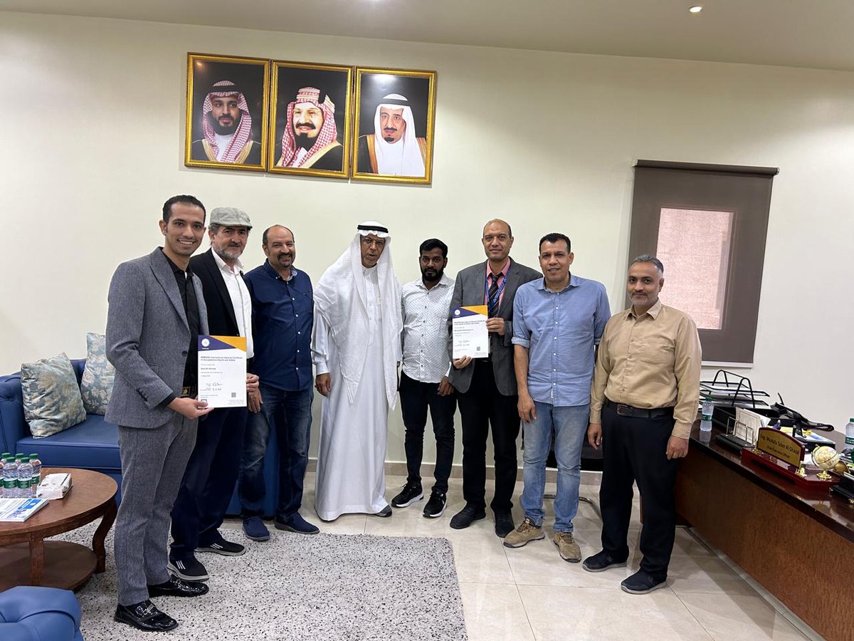 thiep_sa's tweet photo. قام م/مصطفى الغزال المدير العام لشركة هجر للتعليم والتدريب الفني بتكريم المدربين الحاصلين على شهادة النيبوش البريطانية IGC المؤهل الأول والأكثر شهرة في العالم في مجال السلامةوالصحة المهنية
لينضموا إلى قائمة المدربين الحاصلين على هذه الشهادة في معهدنا
#التدريب_التقني
#تقني_الشرقية https://t.co/pBkEjKWT3Q