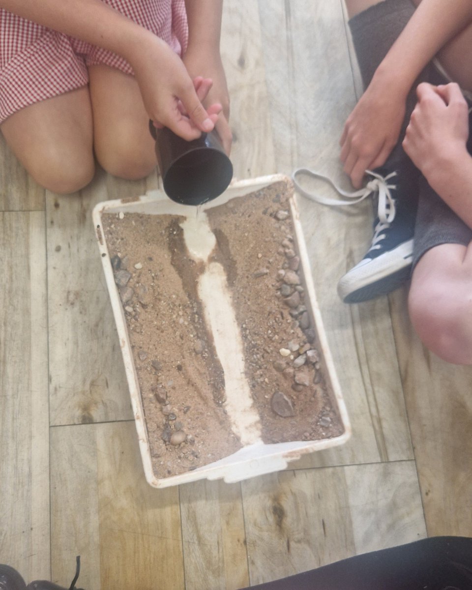 fordbridge2013's tweet image. Rosen class have had a busy morning, a lesson about the different parts of a river, a practice lesson making different rivers to test river flow.  After that, we walked down to the River Tame to measure the flow of the river.
#lotstolearn