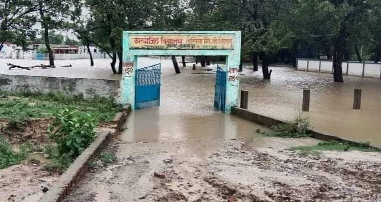 shakultweet's tweet photo. मास्टरों कों गरियाने वाले बुद्धिजीवी बताएं कि इस विद्यालय का मास्टर स्कूल में जाकर ऑनलाइन हाज़िरी कैसे देगा? क्योंकि ऑनलाइन हाज़िरी वाला एप स्कूल कैंपस में ही work करता है। https://t.co/kIRRRyHuHj