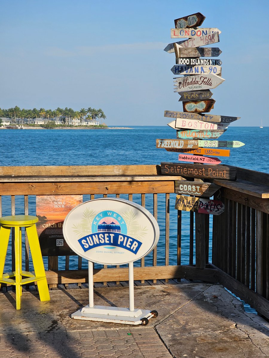 FlaKeysResorts's tweet photo. π· Time for a selfie at the iconic Selfiemost Point on Sunset Pier! Who else has captured their Key West smile with this stunning backdrop? Share your pics and spread the island vibes! π·π·
#KeyWest #SunsetPier #SelfiemostPoint #IslandLife #VacationMode https://t.co/47S81oZ5zl