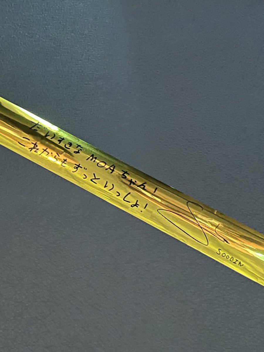 Apparently, the confettis have signatures on them?.. wow..

📷Yummy_943
📷keytxtsb