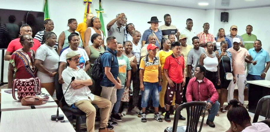 Manada_Comunes's tweet photo. Desde #Certegui en el departamento del #Chocó y junto a nuestro Senador @Omar_Comunes seguimos promoviendo esta apuesta por la #Paz de #Colombia de la mano de las comunidades olvidadas en las profundidades. https://t.co/CmfgYSL7u0