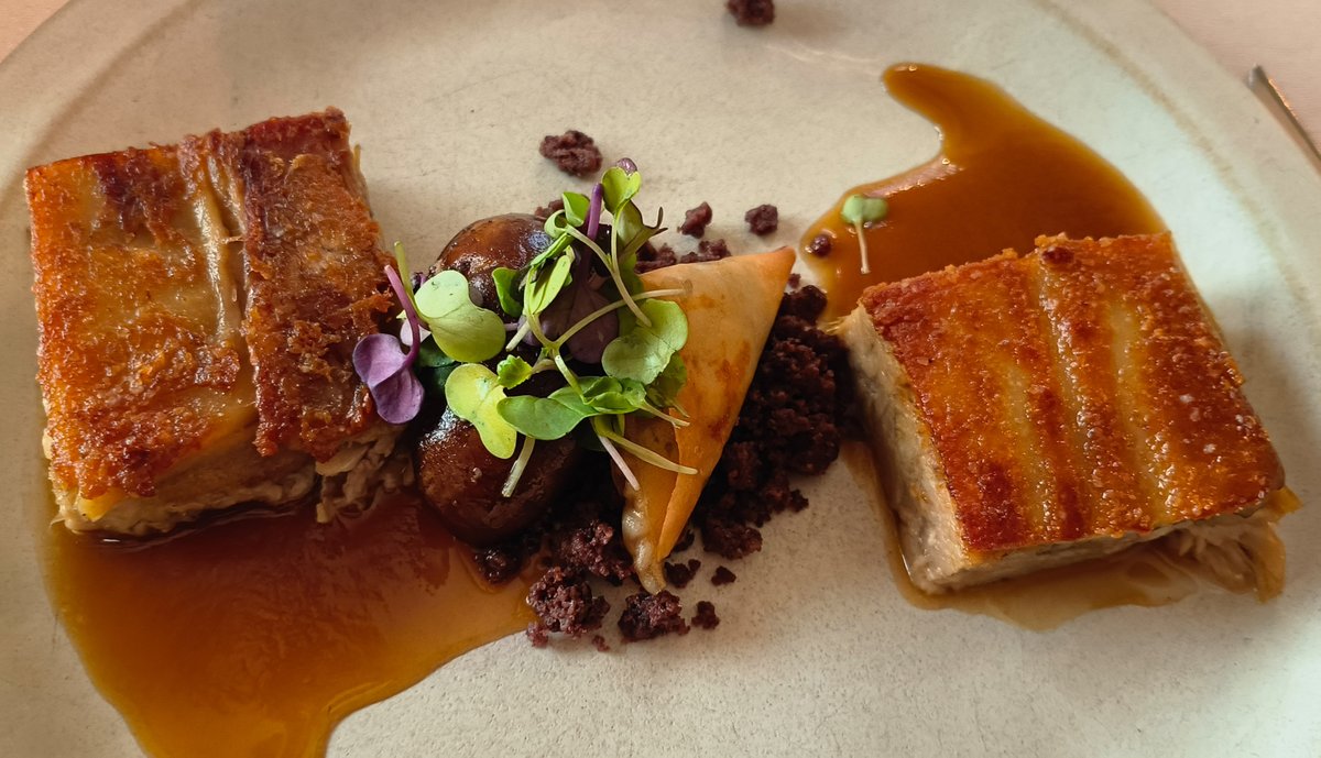 GourmetyM's tweet photo. Hemos visitado recientemente La Orza, en Toledo. Cocina visual, en la que destacan los imaginativos entrantes. Reinterpretación de algunos platos tradicionales y buenos postres. Buen blanco Linze Chardonnay - Viognier Barrica 2023 #restaurantes #Toledo https://t.co/cfHTfY5dZq