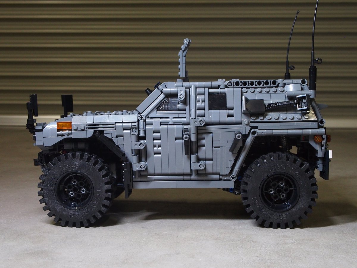 新作です！ レゴで軽装甲機動車を作りました。 全て純正パーツを使った 