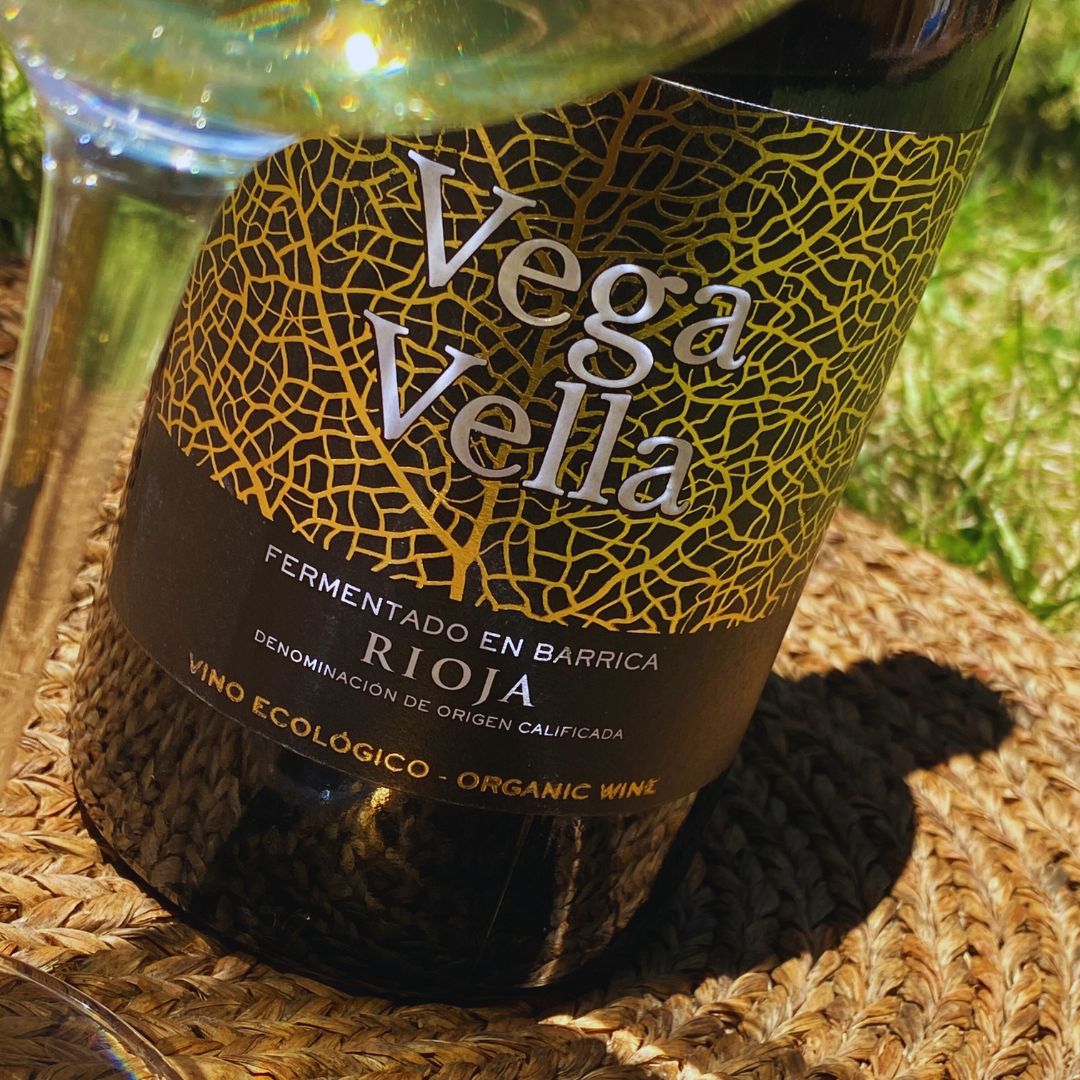 𝐒𝐮𝐦𝐦𝐞𝐫 𝐢𝐬...
Stepping barefoot on the grass.
Drinking a sip of our Vega Vella Blanco Fermentado en Barrica.
Enjoy a few days full of refreshing stimuli accompanied by our wines.

#Delacepaalabotella
#EnCuerpoYAlma
#BodegasCornelio

#Summer #Verano #Rioja #BlancoyenVerano