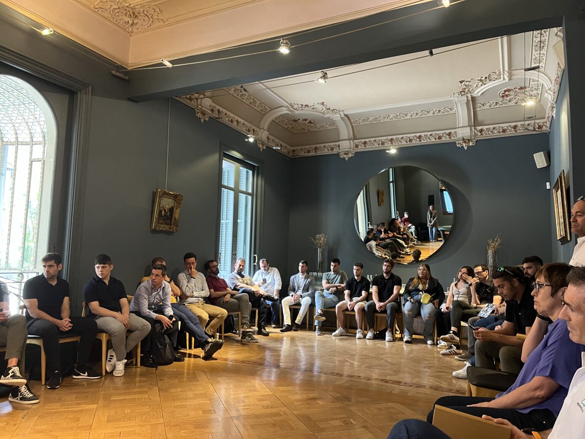 ¡🌐🚀 Gran éxito en el #APIProductDay!

Nuestro CEO, Marco A. Sanz, fue ponente en este evento organizado por <a href="/apiquality_io/">API Quality</a>, #apinity y <a href="/APIAddicts/">APIAddicts</a>, sobre la comercialización de #APIs. ✨🎉

Lee nuestra experiencia 👉 cloudappi.net/api-product-da…

#CloudAppi #Innovación #Tecnología