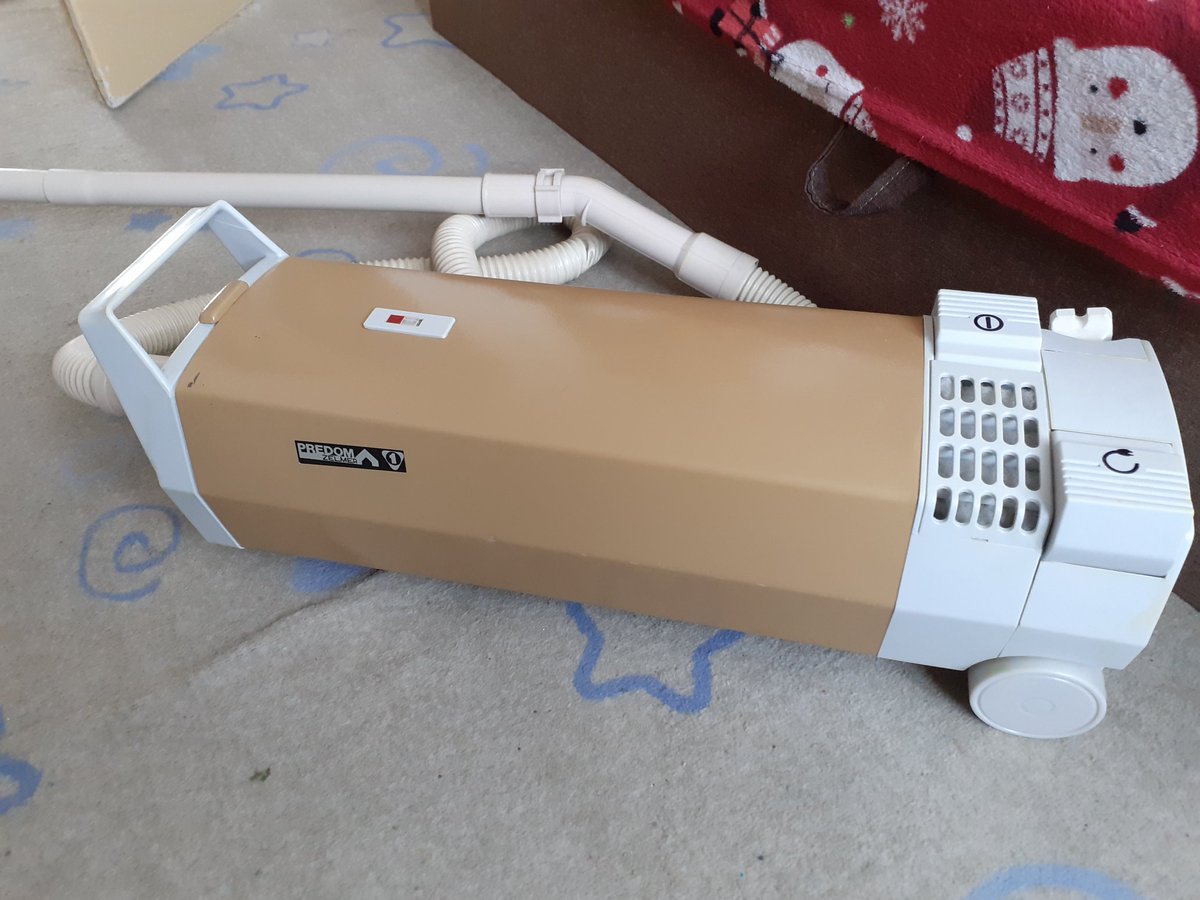 Unitra_CEMI's tweet image. Dziś dotarła do mnie przesyłka. Kupiłem nowy odkurzacz.
#PREDOM #Zelmer Typ 268.7 600W
Rok prod. 1990