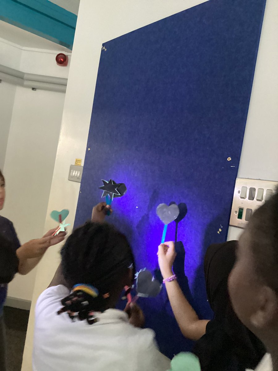 Fosse_TMET's tweet photo. 3BH are enjoying seeing their shadow puppets and making the shadows bigger and smaller. #fmscience #fmcurious π https://t.co/JLcfmW6ahL