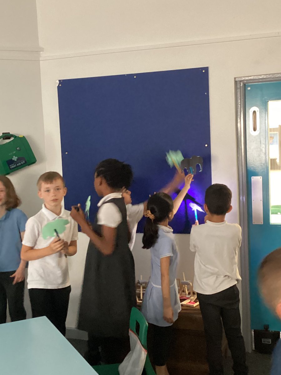 Fosse_TMET's tweet photo. 3BH are enjoying seeing their shadow puppets and making the shadows bigger and smaller. #fmscience #fmcurious π https://t.co/JLcfmW6ahL
