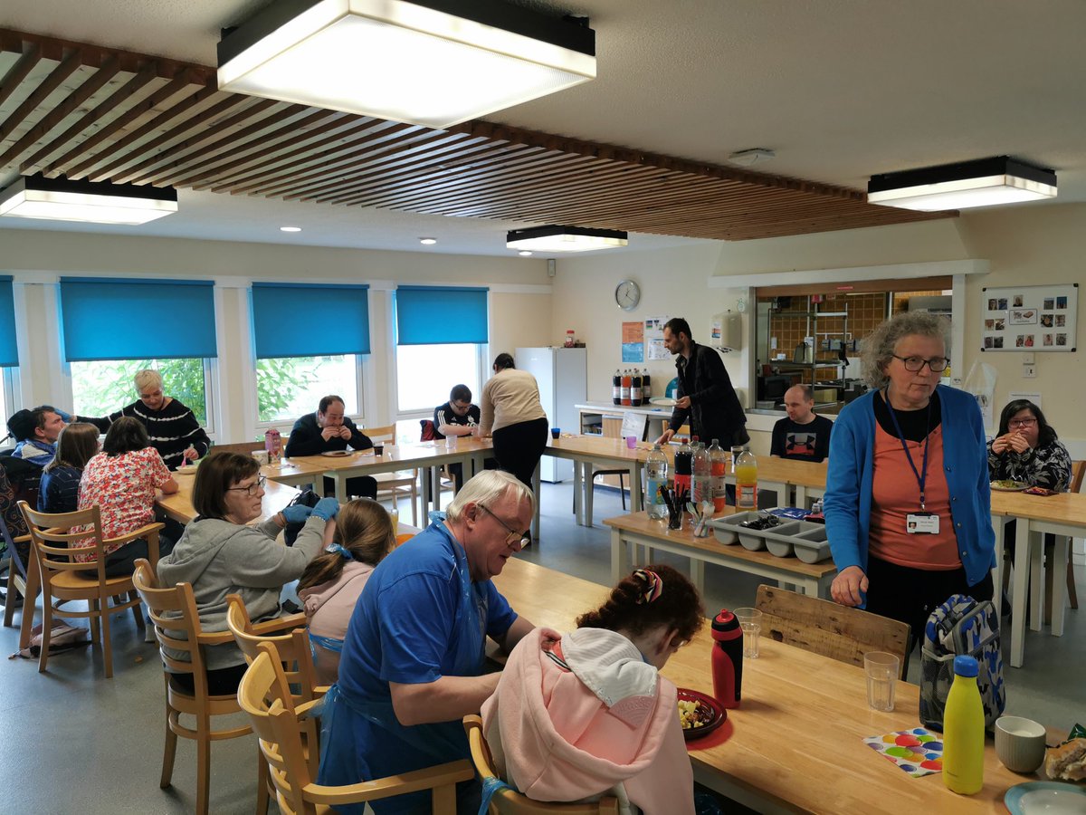 Laura Thom tweet media