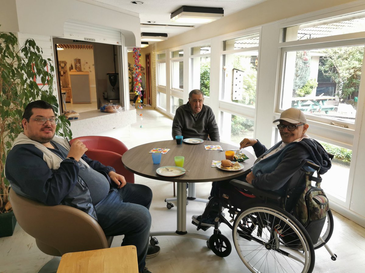 Laura Thom tweet media