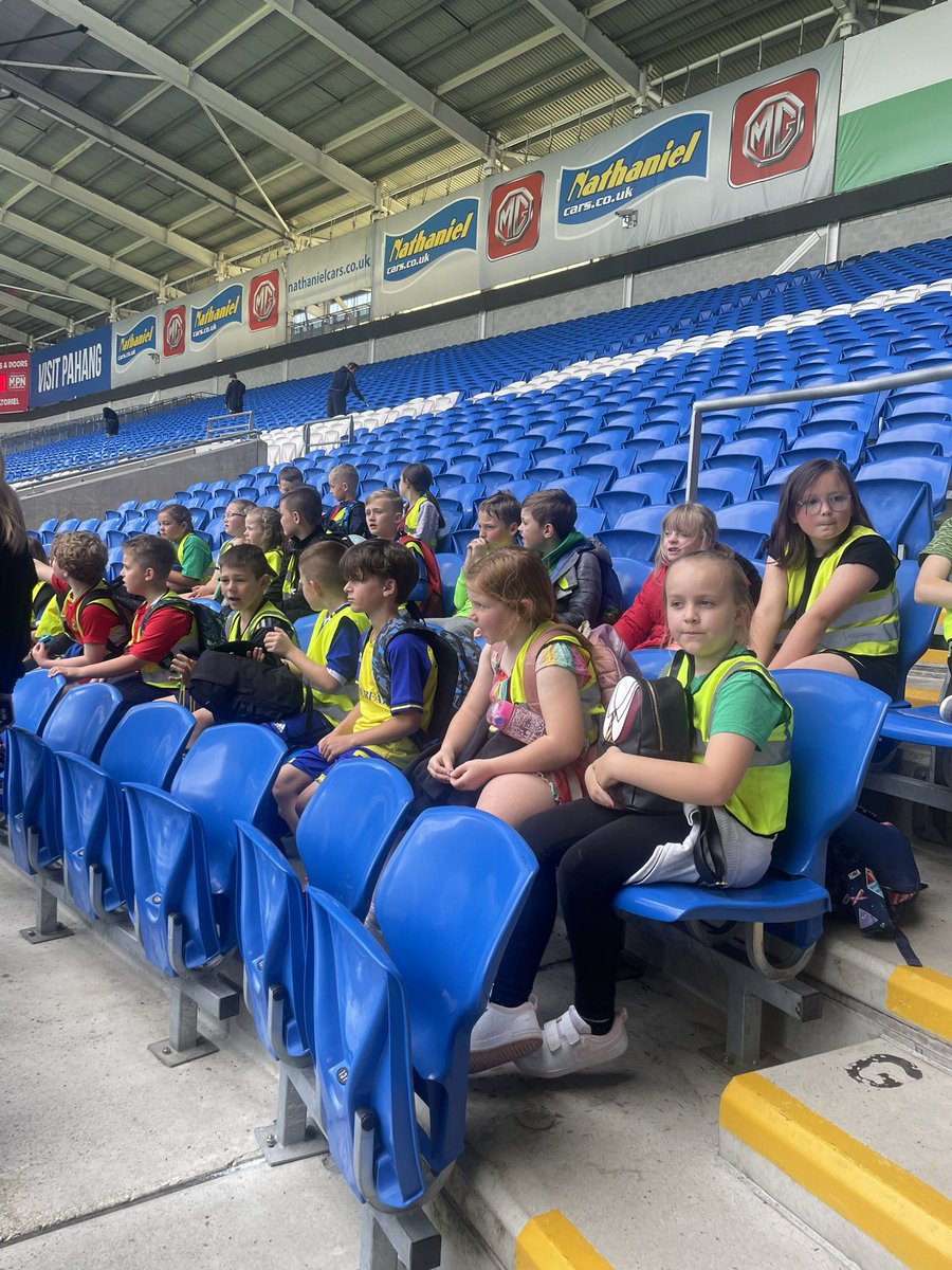Misstaylor24117's tweet photo. Brysur yn dysgu llwyth o ffeithiau newydd⚽️
Busy learning lots of new facts🏅 https://t.co/FirwNQe5ne