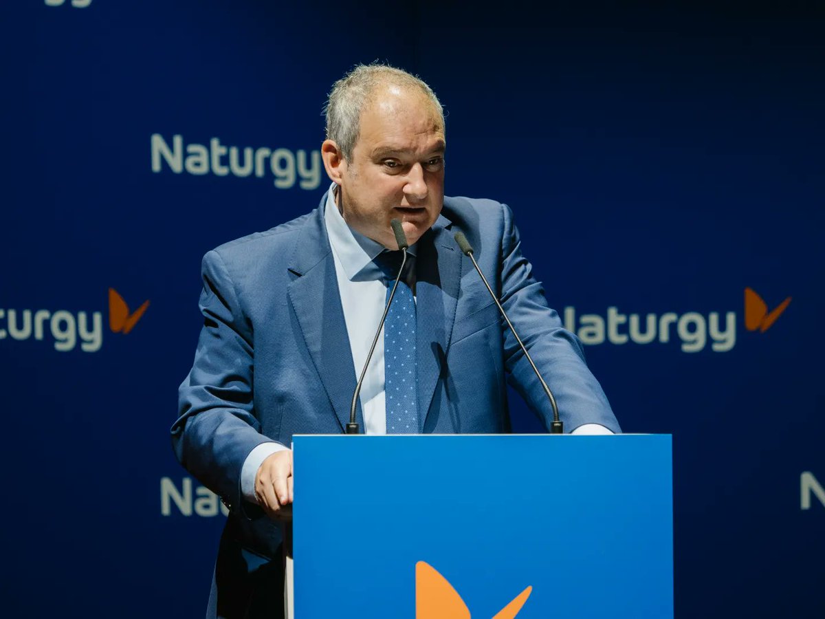 minturgob's tweet photo. El ministro @jordihereub ha participado en la jornada 'Retos y oportunidades de la descarbonización en la #industria'🌱🏭, de @naturgy.

🗣"España y Europa tienen en este proceso una oportunidad única para modernizar la industria, reindustrializar y crear empelo sostenible". https://t.co/kn0tRRvOnc