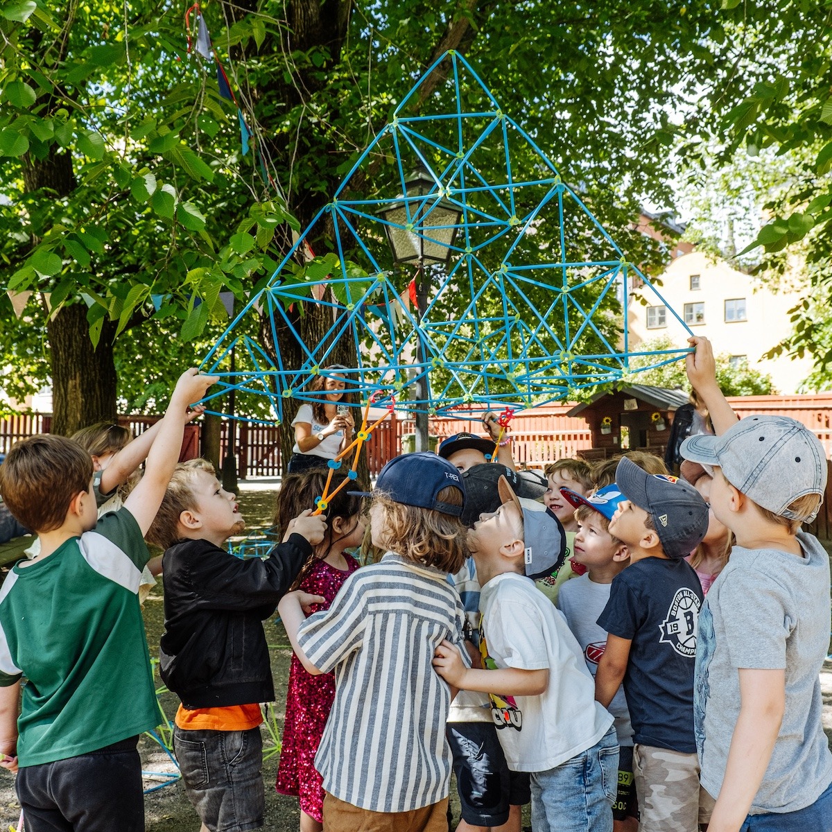 strawbees's tweet photo. 😎☀️🌻⛱️🇺🇸 This summer we’re sharing 10 Summer Camp activities. Dive into a summer of fun, hands-on tinkering, robotics and project-based learning on #StrawbeesClassroom

If you can’t wait here’s a Summer Camp course ready and waiting: https://t.co/LWSJbP66Wc

#TeacherTips #STEM https://t.co/KfNhrpwfMf