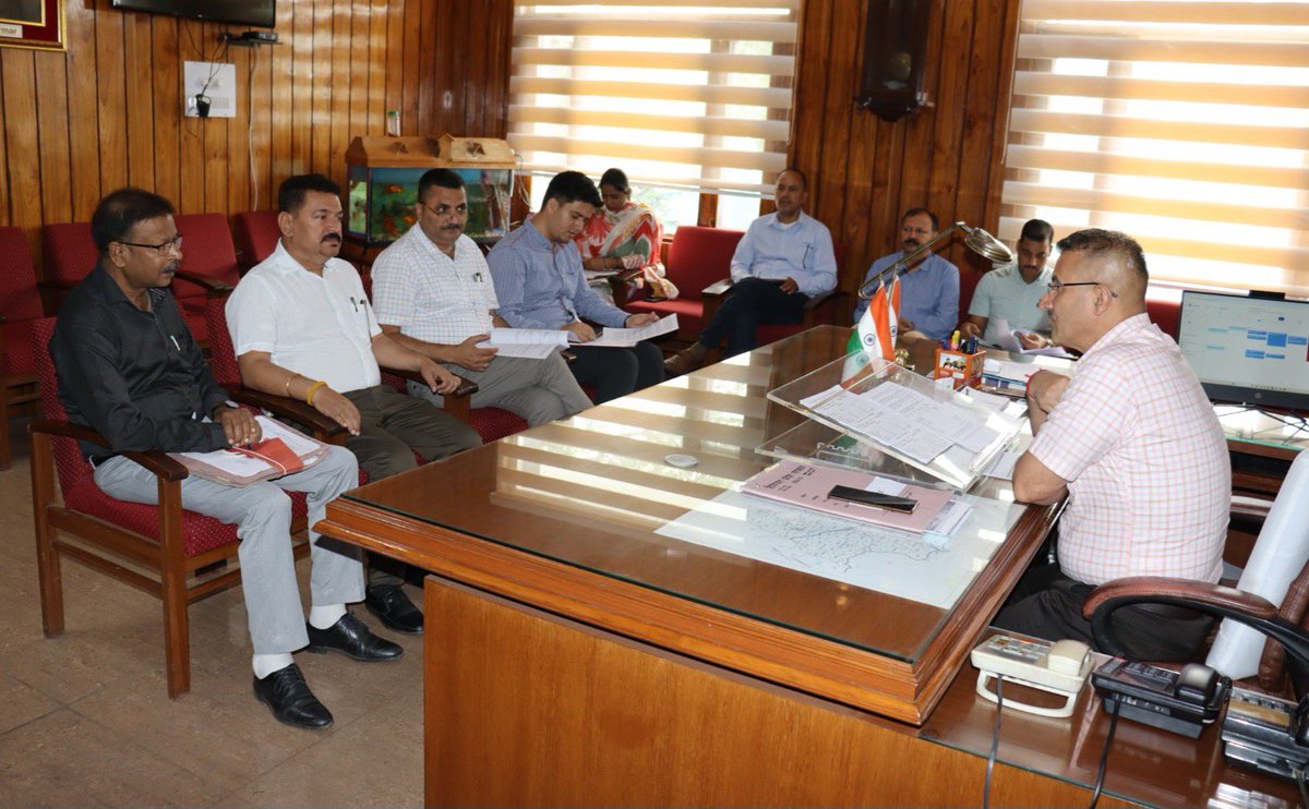 DDNewsHimachal's tweet image. नाहन : उपायुक्त सुमित खिमटा ने जिला रोड़ सेफ्टी समिति बैठक की अध्यक्षता की - कहा -  नाहन शहर में लगेंगे स्पीड ब्रेकर और सीसीटीवी कैमरे।

#NahanNews #SpeedBreakers #CCTV #DDNewsHimachal #HimachalPradesh