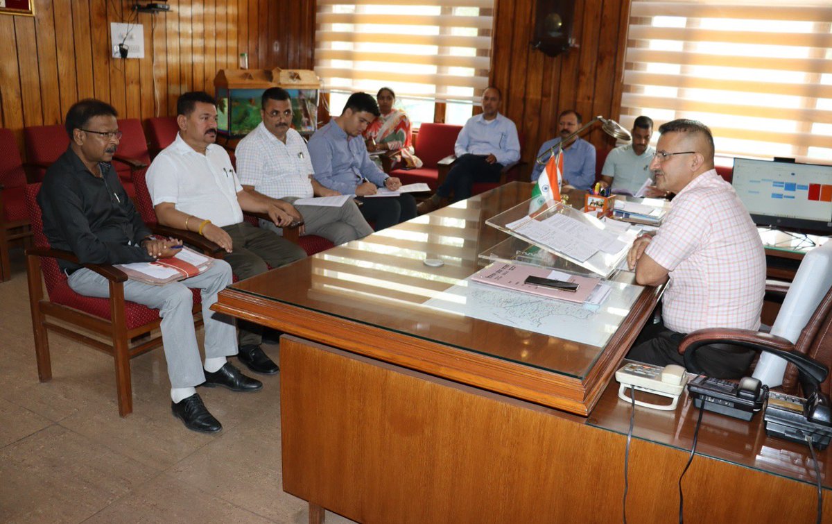 DDNewsHimachal's tweet image. नाहन : उपायुक्त सुमित खिमटा ने जिला रोड़ सेफ्टी समिति बैठक की अध्यक्षता की - कहा -  नाहन शहर में लगेंगे स्पीड ब्रेकर और सीसीटीवी कैमरे।

#NahanNews #SpeedBreakers #CCTV #DDNewsHimachal #HimachalPradesh