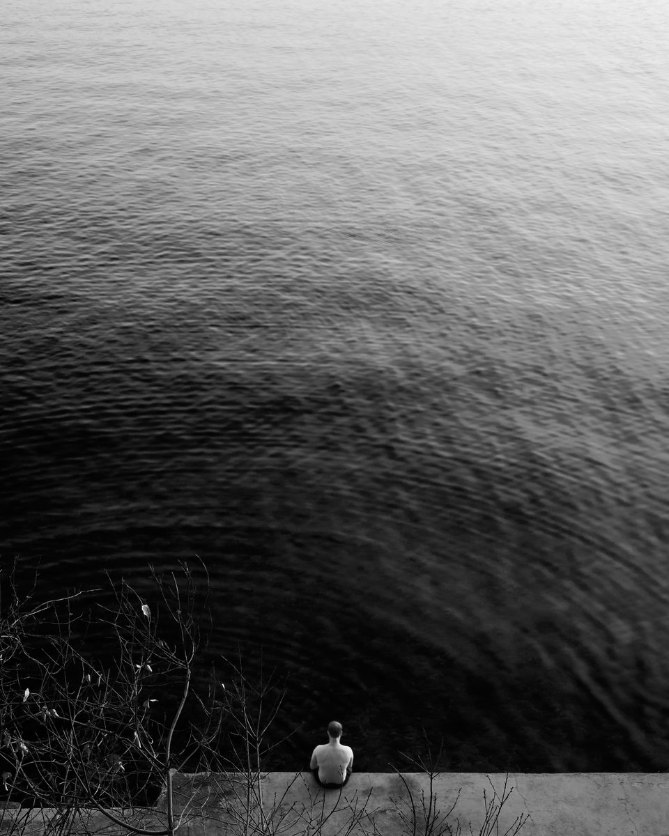 janminarik's tweet photo. An unstaged snapshot of a stranger sitting on a beach in Rijeka, Croatia  

Olympus OM-5 + M.Zuiko 12-45mm f/4 PRO ISO200, 25mm, f/5, 1/60s #photography #blackandwhite #omsystem https://t.co/hmqajijLX2