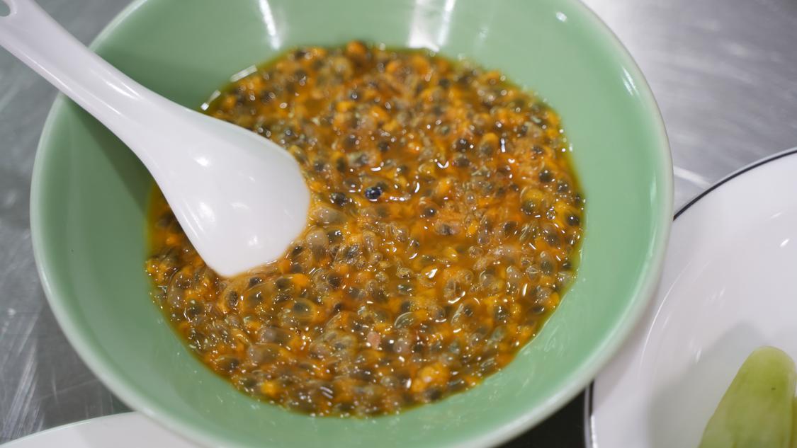 GBA_Foshan's tweet photo. #FoshanSecretKitchen | 冰镇百香果咕噜肉,佛山大厨给你配好“下饭搭子”!Passion fruit can also be turned into a dish! This Passion Fruit Sweet and Sour Pork will surely be your appetizer of choice this #summer! The main ingredients are pork belly, passion #fruit, and sweet and sour sauce. After preparation, chilling it on ice enhances the refreshing, tangy, and delightful taste experience. #dish #CantoneseDish #food #foodie #Foshan #Guangdong #中国美食 #佛山 #FlavorsofChina #ChinaTaste #CityWalkInChina
