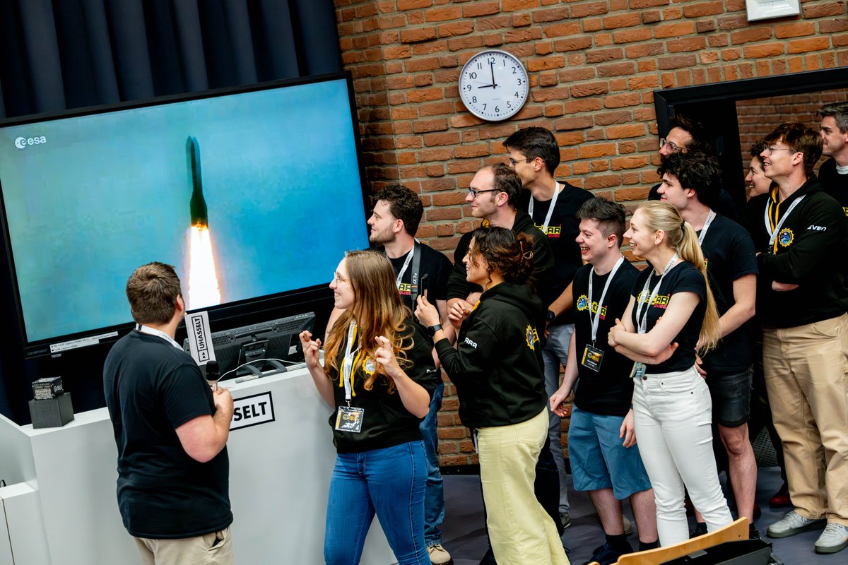uhasselt's tweet image. 🚀Kippenvelmoment! #Ariane6 raket is gelanceerd, met kwantummagnetometer van studententeam @OSCAR_QUBE aan boord!🥳 Zij volgden live tijdens launch party op campus Diepenbeek. Topmoment voor onze studenten die hier zó hard aan werkten. Speciale dank aan ESA YPSat voor deze kans!