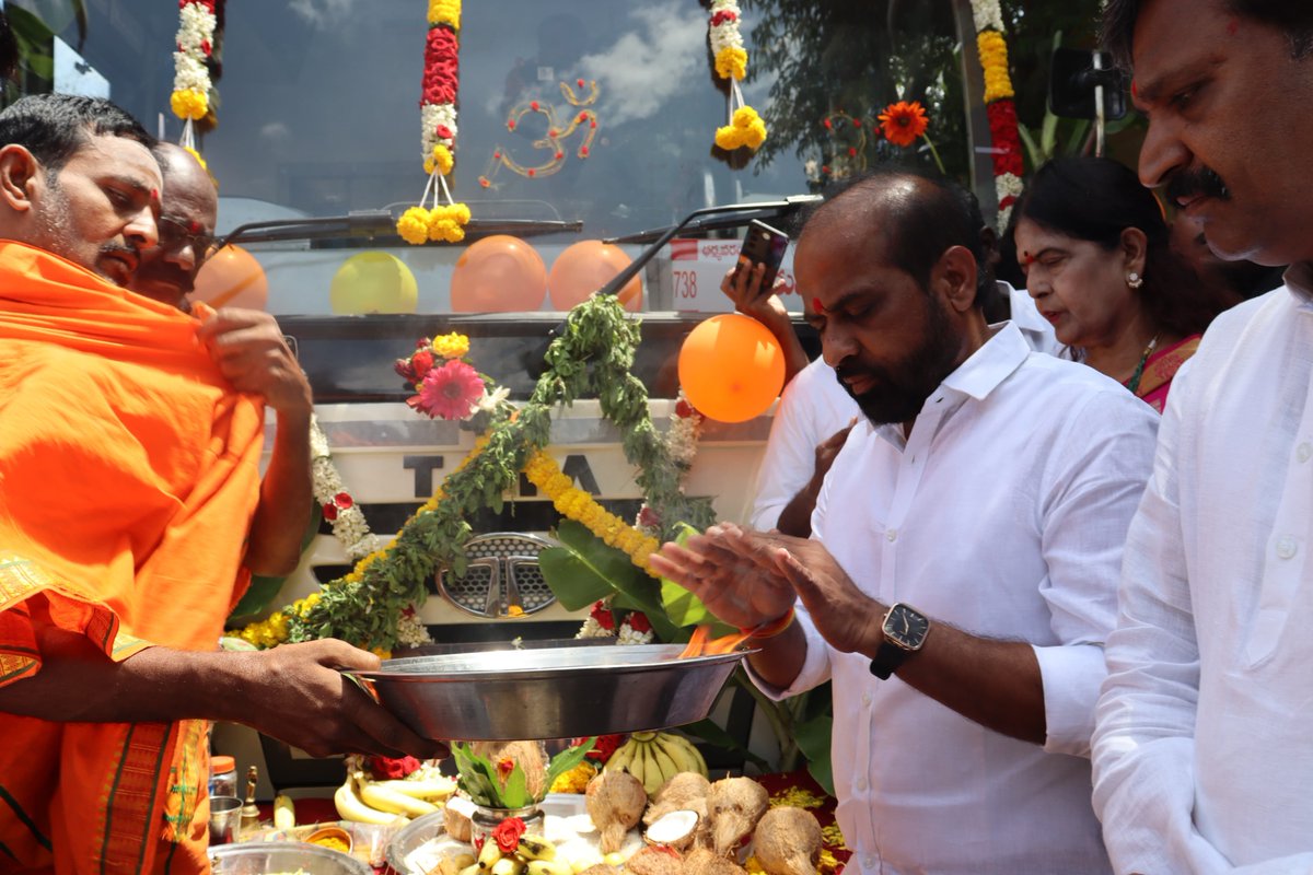 satyakumar_y's tweet photo. ధర్మవరం నుంచి చెన్నైకి ఆర్టీసీ నూతన సూపర్​ లగ్జరీ బస్సు సర్వీసు ప్రారంభించాను. వ్యాపార కేంద్రం ధర్మవరం నుంచి చెన్నైకి ఒక కొత్త బస్సు సర్వీసు అవసరం ఉండేది. ఆ అవసరాన్ని తీర్చేలా పుట్టపర్తి, కదిరి, మదనపల్లె, తిరుపతి మీదుగా వెళ్లే ఈ బస్సును ఏపీఎస్ ​ఆర్టీసీ ప్రవేశపెట్టింది. 

ధర్మవరం నుంచి చెన్నై వెళ్లే వ్యాపారస్థులకు, కార్గో సర్వీసులకు ఈ బస్సు సర్వీసు ఎంతో ఉపయోగకరం. అలాగే తిరుపతి, చెన్నైలో చదువుకునేవాళ్లకు, ఉద్యోగం చేసుకునేవాళ్లకూ ఉపయోగపడుతుంది. 

తిరుమల వేంకటేశ్వరస్వామి దర్శనానికి వెళ్లే భక్తులు ఆన్​లైన్​లో టికెట్లు బుక్​ చేసుకునేలా లింకప్​నూ ఈ బస్సు ద్వారా ఆర్టీసీ వాళ్లు కల్పించారు. ఈ సర్వీసును ధర్మవరం వ్యాపారస్థులు, విద్యార్థులు, ప్రజలు, ఉద్యోగులు వినియోగించుకోవాల్సిందిగా కోరుతున్నాను.
#Dharmavaram #Healthminister @satyakumar_y #apsrtc @apsrtc