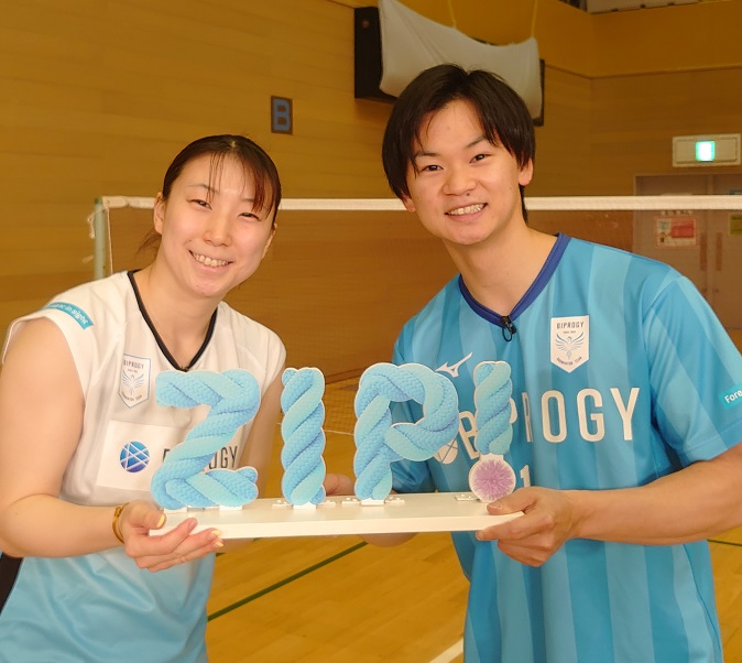◢◤#あしたのZIP!◢◤
⏰あさ6時過ぎは #ZIPスポーツ 🚩

パリ五輪開幕まで15日
バドミントン「ワタガシペア」こと
#東野有紗 選手、#渡辺勇太 選手を取材🏸

中学生で出会いペア結成13年。
長く続けられる秘訣とは？
金メダル宣言も飛び出します！
2日連続特集の前編です。
#ZIP!🤲🏻💕