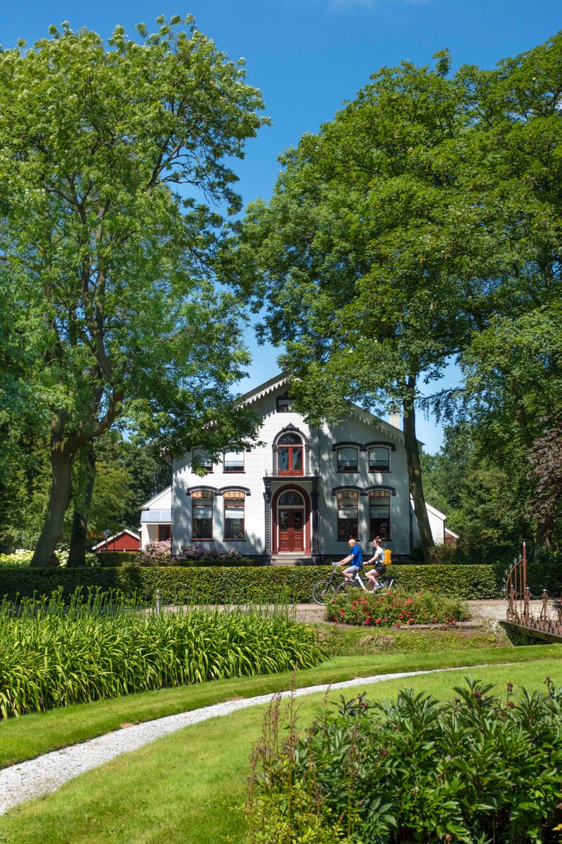 🌞Wij roepen je deze zomer op om de provincie fietsend, varend en wandelend te verkennen met de nieuwe zomercampagne 'Ontdek wat je hebt'. Erfgoed, cultuur en mooie fiets- en wandelroutes wachten op je!🚶 #gelukkigbenjeingroningen #ergaatnietsbovengroningen | 📸Nienke Maat