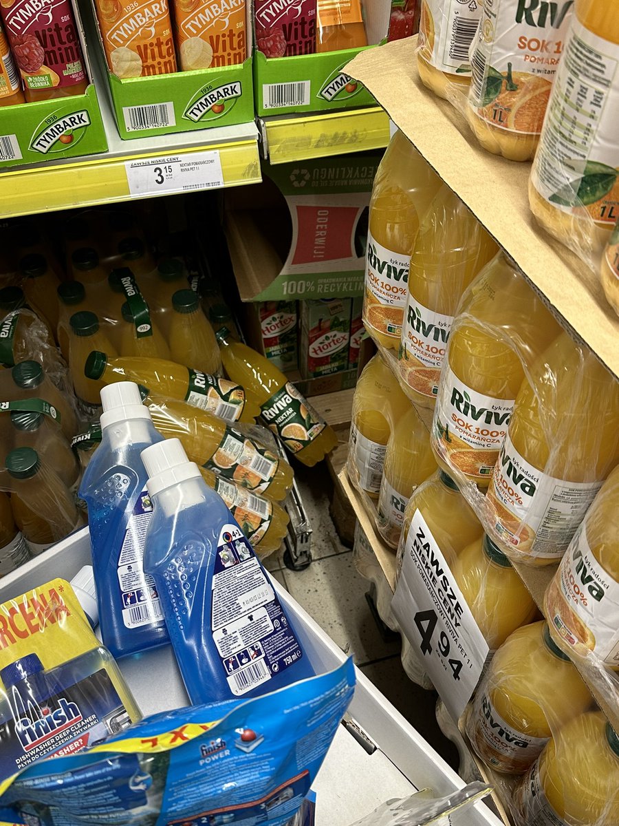 ynawska's tweet photo. Wybranie się do Biedronki, to jak pójście na wyczynowy tor przeszkód.

Chciałam kupić sok jabłkowo-miętowy, ale był zastawiony paletami z innymi sokami i nawet paletą z Finishem! Ani tego nie da się przesunąć, ani tam wejść między palety. Nic. Kiedy oni się tam ogarną? https://t.co/Soa2pCnfjC
