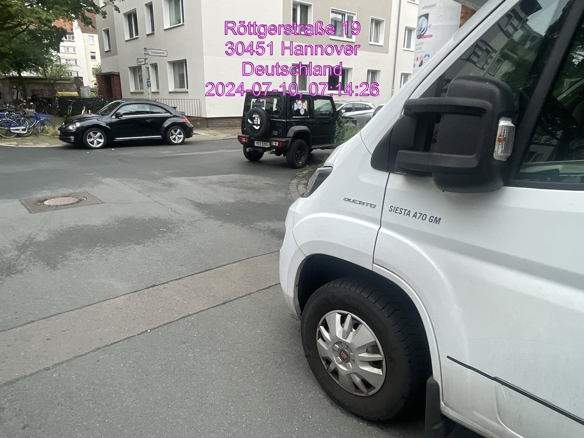 ICESonic6's tweet photo. Wohnmobile gehören natürlich in Dichtbesiedelten Wohnquartieren &amp; am Besten So Zwischenlagern- das die Zufuss gehenden stetz diagonal die Kreuzungen überqueren müssen- #Autogesetze schützen &amp; Stützen das Gesellschaftliche unzivilisierte Fehlverhalten der #AutogewaltBlockade 1/ https://t.co/H7V6Md2fmg