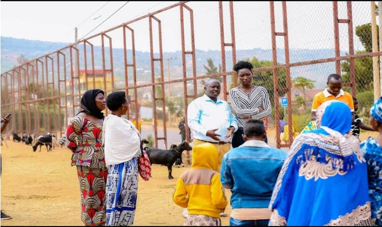PAE_rwanda's tweet photo. On 26th,July,2022.@PAE_Rwanda donated 25 Goats,to 25 families, at Nyarugenge district,Kigali sector. It is hoped that this will help these families to improve their well-being .
we thank leaders of Kigali sector for helping us to accomplish this donation. https://t.co/B0W0SCpjZC