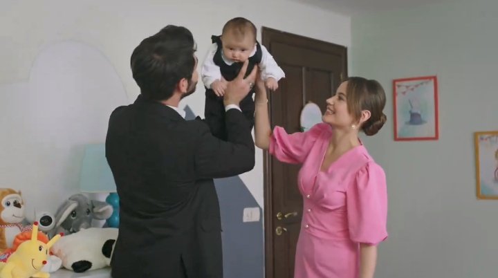 Mehenk_'s tweet photo. Muhteşem üçlū 🤧🤧olmıcakmi artik?
Annesine aşık #Miranikom babasını kıskanan 🤤
 Tombik yanaklım🧿🥹galiba ben #Bugra fani olucam 🫠Fanlik işini hiç sevmem ama o bebege aşik oldum zalimler bizdende #DilBar imdanda alacaklar 😢
#KanÇiçekleri 
#YağmurYüksel 
#BarışBaktaş https://t.co/y3DeVQORlt