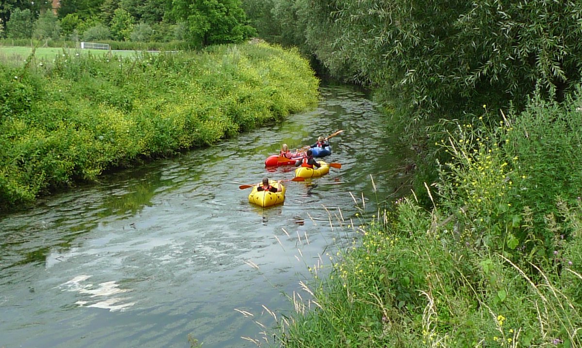 -PI(E)KUURTJE- -WATERPRET-
na een opwekkende voettocht
die begon aan De Baliekouter
halen de vrienden aan het instappunt
een opgevouwen pakje uit de rugzak... > facebook.com/Plezierschrijv…