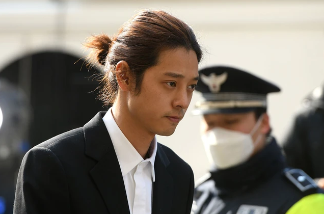 "Burning Sun” Rapist Jung Joon Young’s Disturbing Private Messages Are Leaked

Recently, JTBC News reported on Jung Joon Young’s scandalous activities in France, where he was filmed despite his criminal conviction. The report not only detailed his presence there but also unveiled