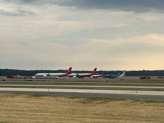 💡Adalet ve Kalkınma Partisi (AKP) lideri ve Cumhurbaşkanı Recep Tayyip Erdoğan ve beraberindekiler ABD’ye 3+1 uçak ile gitti.

✈️ +1’inci uçak Hava Kuvvetleri’ne ait kargo uçağı. 

✈️ O uçak Erdoğan’ın Mercedes Maybach S-600 marka otomobilini ve korumalara ait arabaları okyanus