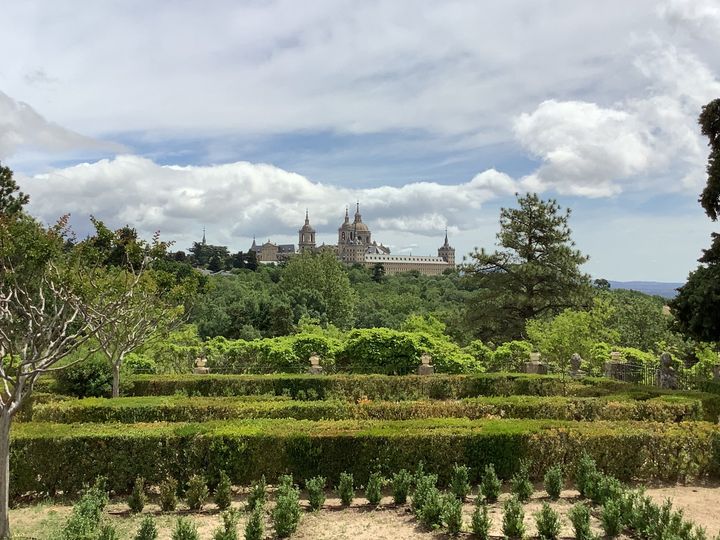 🌞✨ ¡Sumérgete en la magia de este día! 🌸 Ven y explora los encantadores jardines de la Casita del Infante, un refugio perfecto para escapar del sol y deleitarte con las impresionantes vistas del Monasterio. 🌿🏰

#TurismoSanLorenzoDeElEscorial 
#SanLorenzoMasQueUnDestino