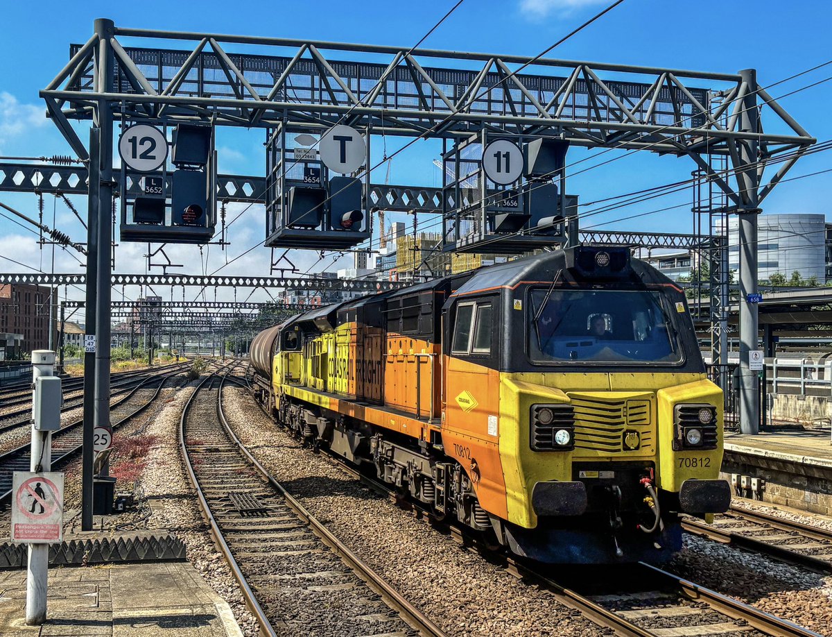 miles_chains's tweet image. 70812 Approaches Leeds with one fuel tank destined for Neville Hill Depot. It’s around a 10 hour trip from Lindsey oil refinery to Neville Hill and back again, easy work for the class 70! #Class70 #Fugly #Railfreight #Colas #LeedsCityStation #Trainspotting