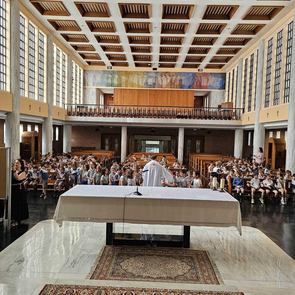 sjcalasanzvlc's tweet photo. ¡Celebramos el final de curso en #Infantil y #Primaria! 🎉🎓✨ Este año, con nuestro lema “MI LUGAR” 🏫, hemos crecido y aprendido juntos con Jesús ✝️💖. Gracias por ser parte de este viaje. ¡Felices vacaciones! 🌟☀️😃 #sjcalasanzvlc #FinalDeCurso #MiLugar #CalasanzValencia https://t.co/ymrRnAKaI0