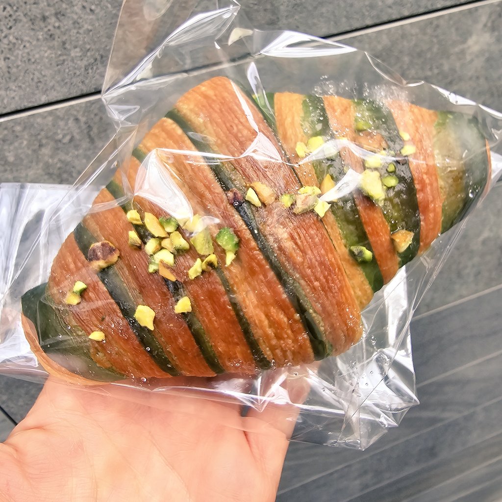 natsukiikeda624's tweet photo. おやつにtecorgentilのVEGANピスタチオクロワッサン☺️🥐
中のホイップも豆乳ベースだからさっぱりしてて生クリーム苦手だけど、これはペロリ♡
#tecorgentil
#Vegan
#pistachiocroissant https://t.co/WZZ5mPziB3