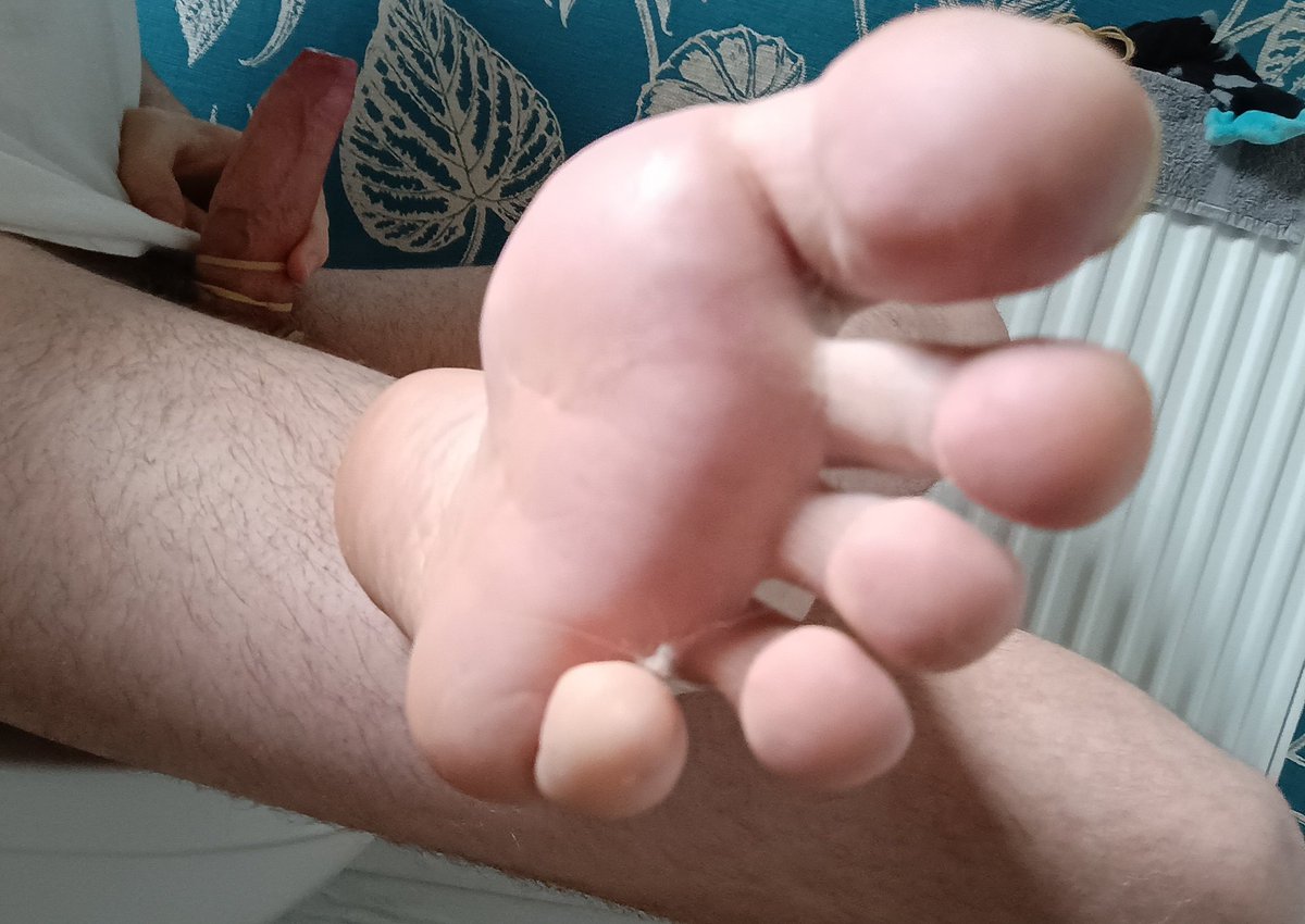 fect_kitty's tweet photo. Anyone wanna see me pee on my feet~?
DM me~!
#Desperate #horny #hard #cock #feet #sexy #freevids #freepics #worshipme #genderneutral #pissing #pee #watersports #urine https://t.co/93IM0kJ9wl