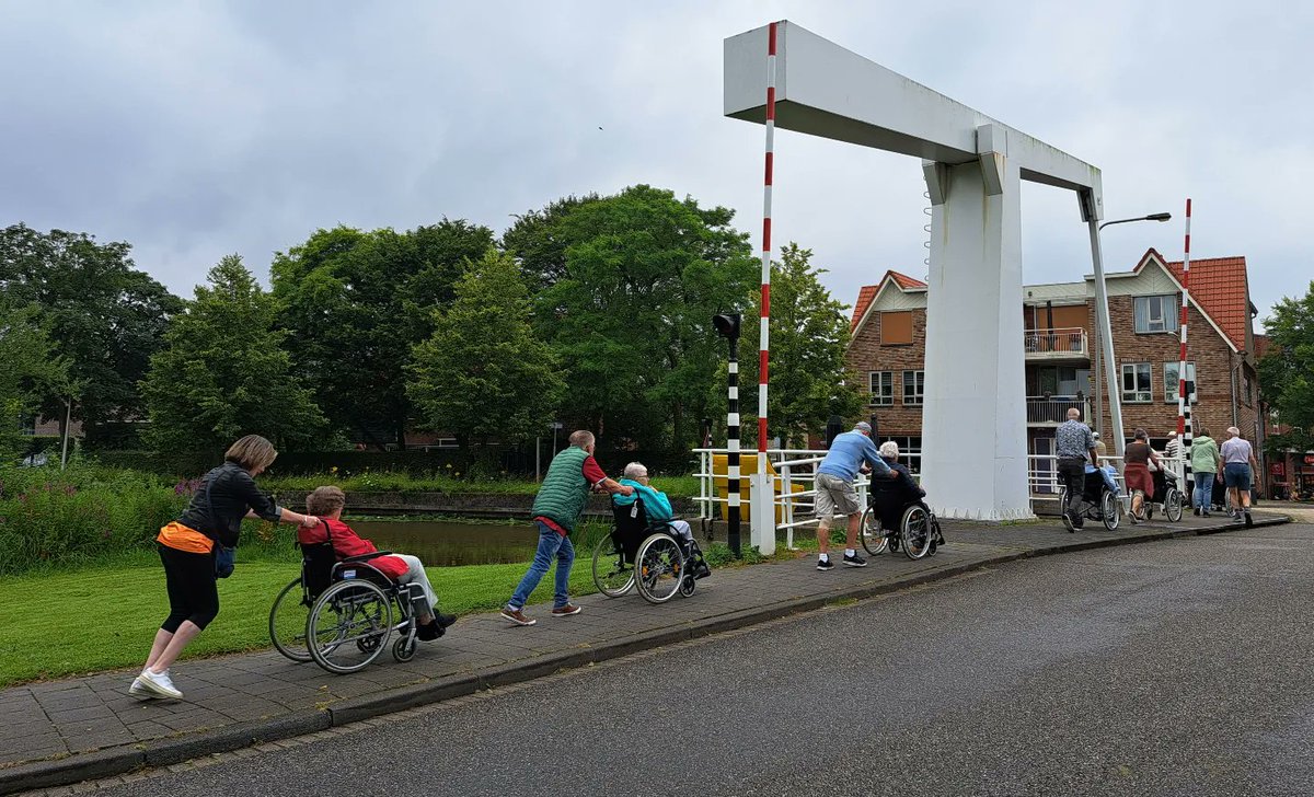 De zomerse rolstoelwandelingen zijn gestart. Nu maar hopen dat de zon zich regelmatig laat zien! Vanmorgen begon het met een buitje, maar er werd vrolijk doorgewandeld. Op naar mooie Maaslandse wandelingen! 
#rolstoelwandelen #zomer #swmd #vrijwilligerswerk #maasland #singelhof