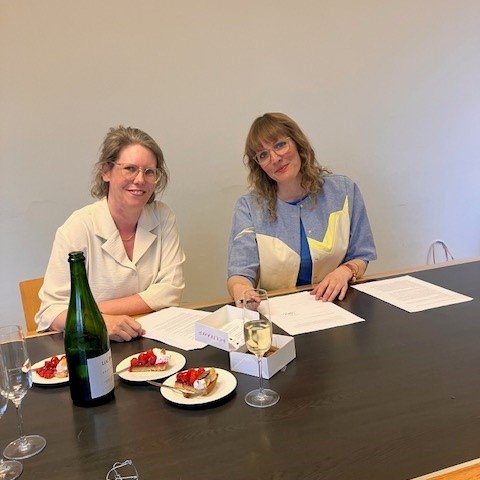 Hoera! Maris van der Meij heeft haar boekcontract getekend. 🎉 Maris won afgelopen jaar de Jan Hanlo Essayprijs Klein. Haar essaybundel verschijnt naar verwachting najaar 2025. 📚✨