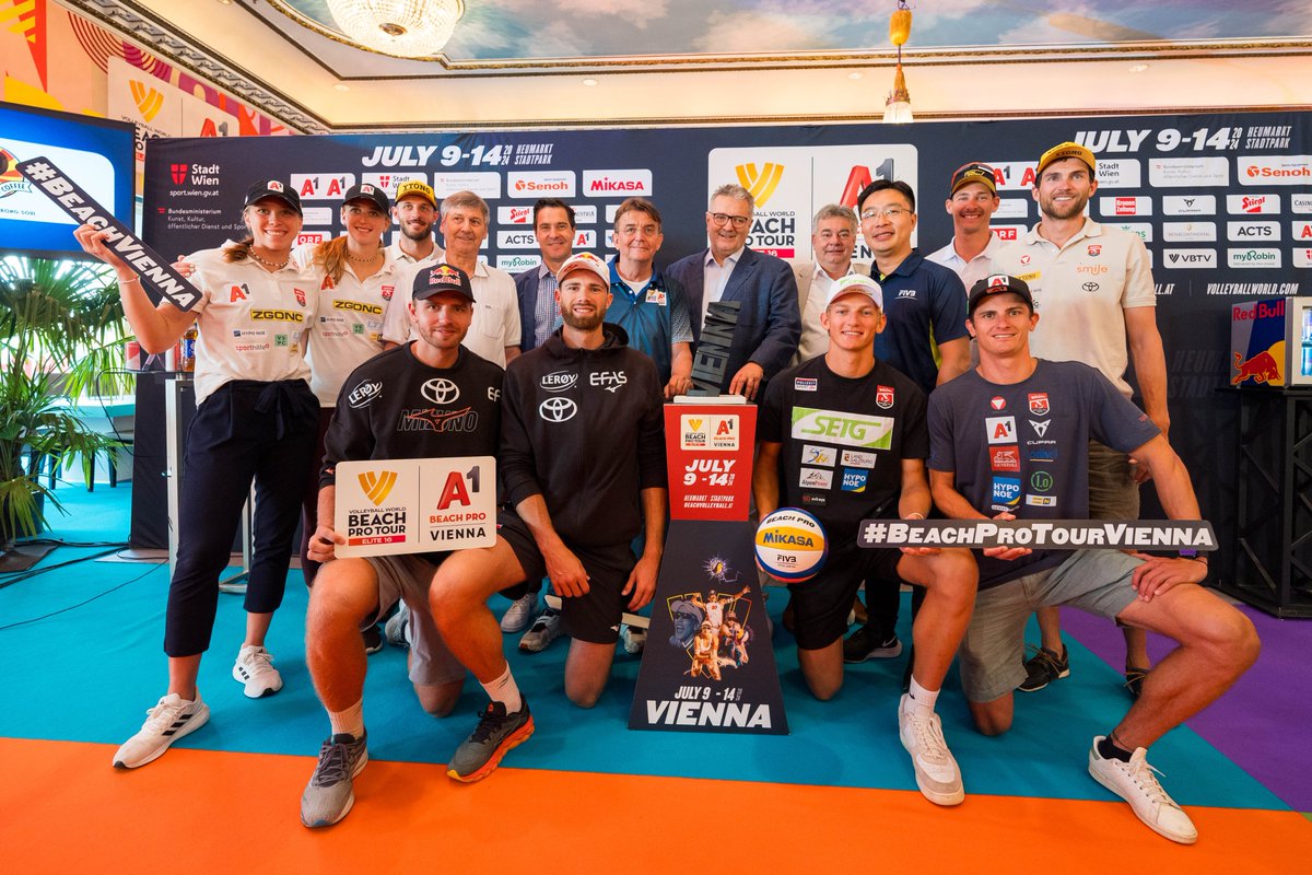 Celebrities and top teams gathered at the A1 Beach Pro Vienna: Vice-Chancellor Kogler, City Councillor Hacker, Yu Cao from FIVB, Norwegians Mol and Sørum, and Latvians Samoilova and Graudina. Kogler praised the atmosphere, Cao the event’s benchmark status. #BeachProTourVienna