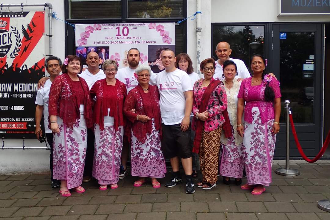 Selamat pagi semuanya. 
We bestaan 15 jaar !!! 
Wat hadden we graag weer een feest gegeven maar door gezondheids redenen is het niet mogelijk maar wat in het vat zit verzuurt niet ..