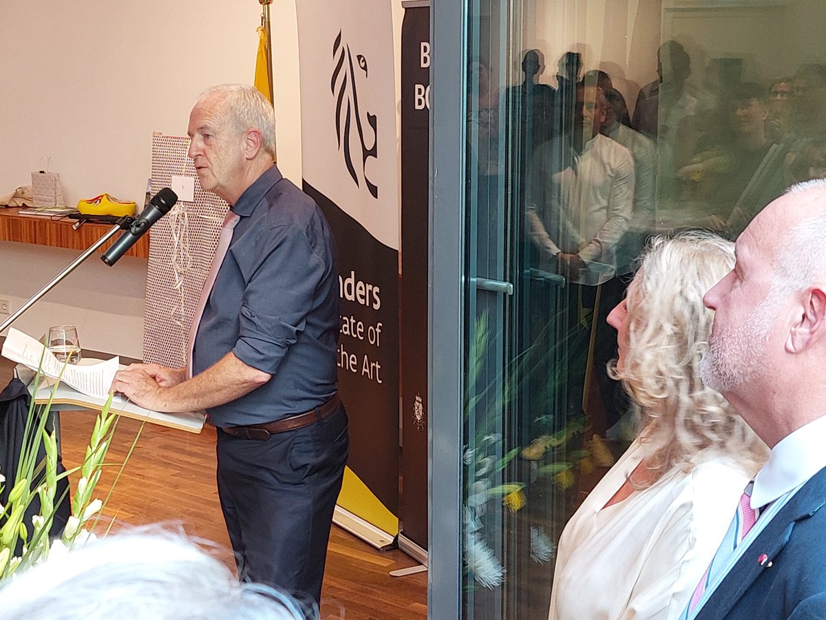 Staffelstabübergabe bei den Flandern: Nic Van der Marliere, Generaldelegierter von Flandern in 🇩🇪, wird #Berlin in Richtung Den Haag verlassen. Vielen Dank für die erfolgreiche Arbeit. Raphael Pauwels wird übernehmen, succes und auf gute Zusammenarbeit. <a href="/BelBotschaft/">Botschafter Piet Heirbaut</a> 🇧🇪
