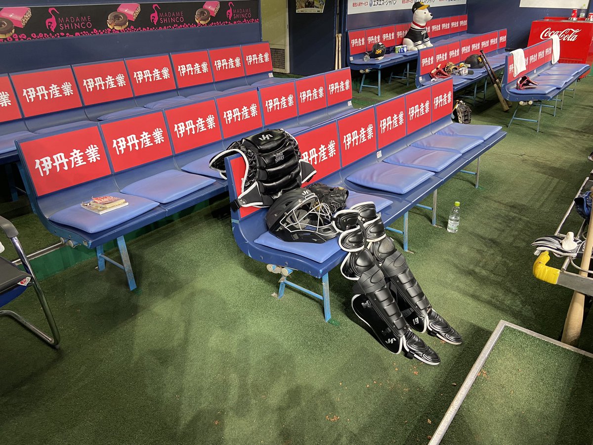 takafullc2's tweet photo. 試合前練習を終えると
選手はベンチ裏でシートノックまでの準備をします。

#甲斐拓也 選手は、きちっと並べてからベンチ裏に向かったようです👏👏👏

#sbhawks #鷹フル https://t.co/w5peRX0uFh