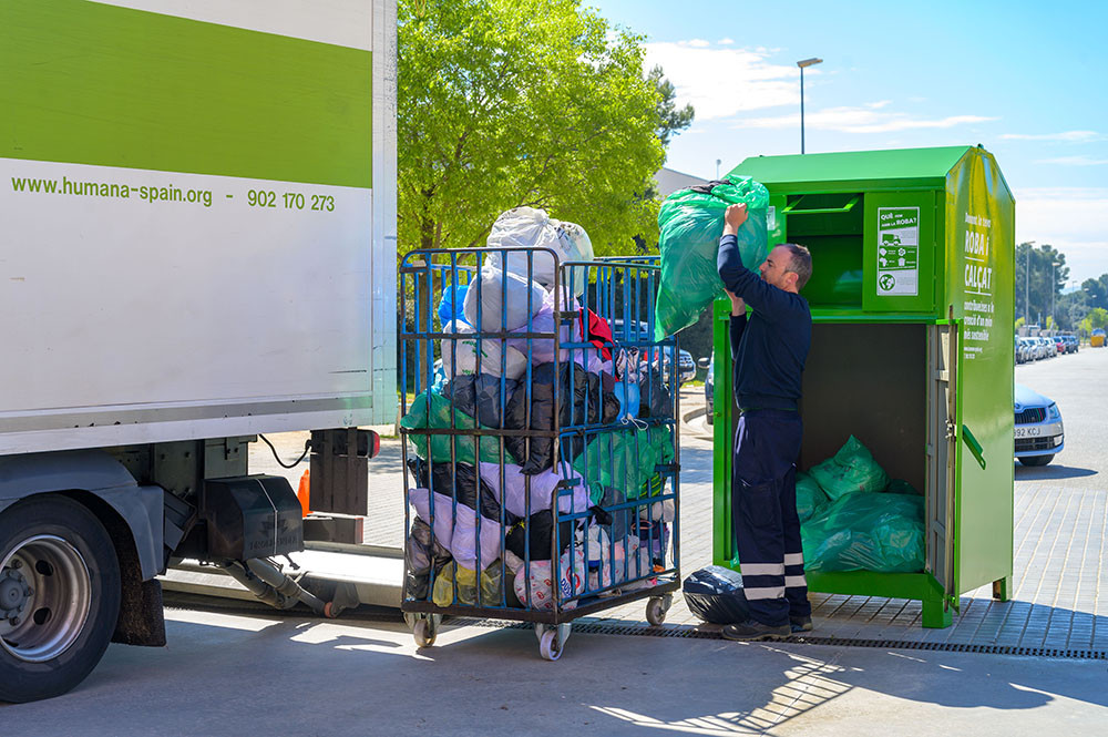 ajcubelles's tweet photo. 👕 A #Cubelles, es recuperen més de 13 tones de roba usada al primer semestre, segons @HumanaSpain.
♻️ El 90% d'aquests articles tenen una segona vida gràcies a la reutilització i el reciclatge.
🔗 Més informació: https://t.co/Eb4bO9D4Cs
#MilloremCubelles https://t.co/h07CXKTr0z