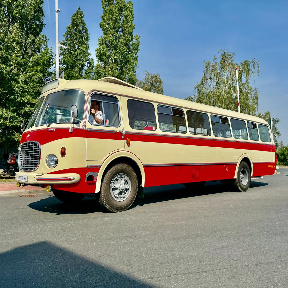 DPPOficialni's tweet photo. 🚍 𝐀𝐔𝐓𝐎𝐁𝐔𝐒 𝐑𝐓𝐎 | Podařilo se nám doplnit sbírku historických 🚌 autobusů, které budeme používat v rámci provozu na retro lince K a na komerčních linkách.

🔎 Autobus, který dnes dorazil do garáží v Hostivaři, je po celkové renovaci a svým provedením odpovídá autobusům dodávaným do DPP v letech 1966 až 1968. Autobusy Škoda 706 RTO v různých provedeních (tedy MTZ, CAR, MEX) byly v našem podniku provozovány v letech 1959 až 1978. 

Po dnešním převzetí budou na vozidle probíhat přípravy na slavnostní představení cestujícím a na zahájení jeho provozu na retro lince K. Termín včas sdělíme, proto nás sledujte! 🎉