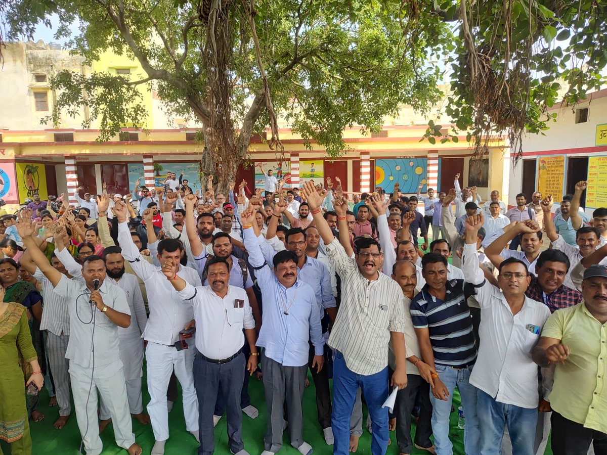nksisodia81's tweet photo. लंबित मांगों और धरातलीय स्तिथि जाने बगैर अव्यवहारिक आदेशों को थोपे जाने से शिक्षकों में आक्रोश है 
15CL 15half CL 30EL 
30मिनट रिलैक्सेशन 
राज्यकर्मचारी का दर्जा
कैशलेश चिकित्सा सुविधा
#boycottऑनलाइनहाज़िरी
#BasicEducation
#UpBasicSchool
#Boycott_ZeeNews https://t.co/jmglmkPWMj
