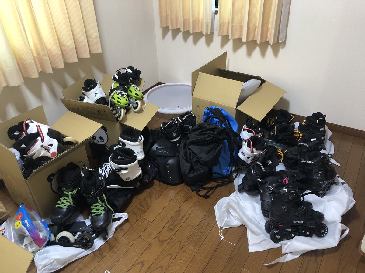 Vader_agrish's tweet image. インライン布教の為、状態のいいものを数年前から中古で買い漁って各種サイズをストックしてるけど…
そろそろ空間を有効利用した収納考えないとダメですね（）

画面外にも4足くらい箱入りのブーツありますし…

#インラインスケート
#skates 
#inlineskates
#スケート